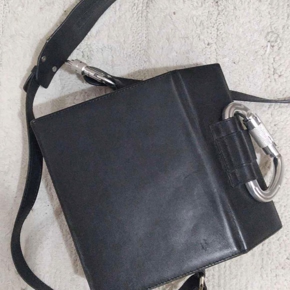 HELIOT EMIL Black Carabiner Box Bag
by Heliot Emil (UNISEX)-Unique - Picture 12 of 16